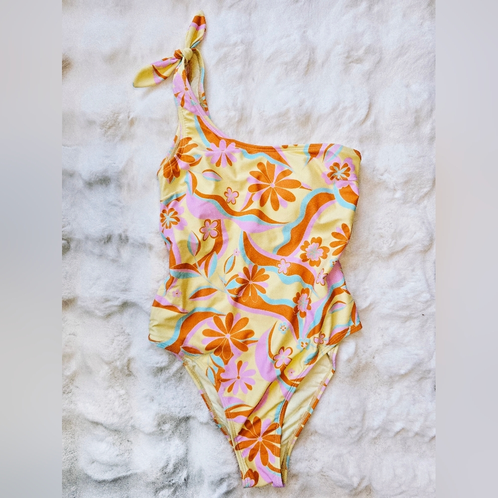 🕊️Cupshe Retro Floral One Piece Swimsuit size Medium
